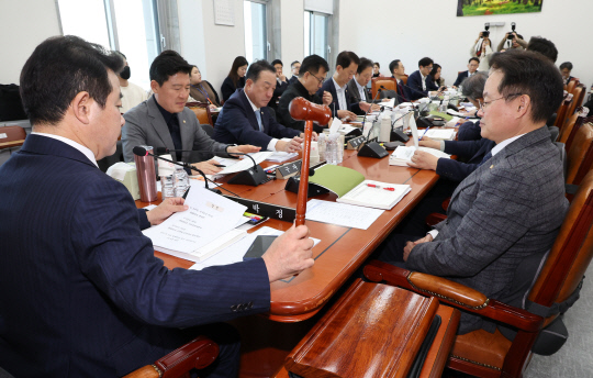 25일 오전 국회에서 열린 예산결산특별위원회의 예산안등조정소위원회에서 더불어민주당 소속 박정 소위원장이 의사봉을 두드리고 있다.[연합뉴스]